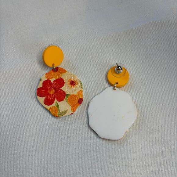 Vintage Retro The Flora Painted Flower Acrylic Earrings - Picture 4 of 4